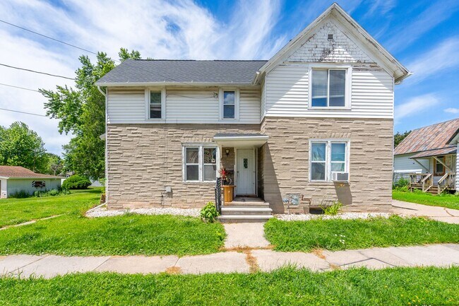 Building Photo - 1111 Oviatt St