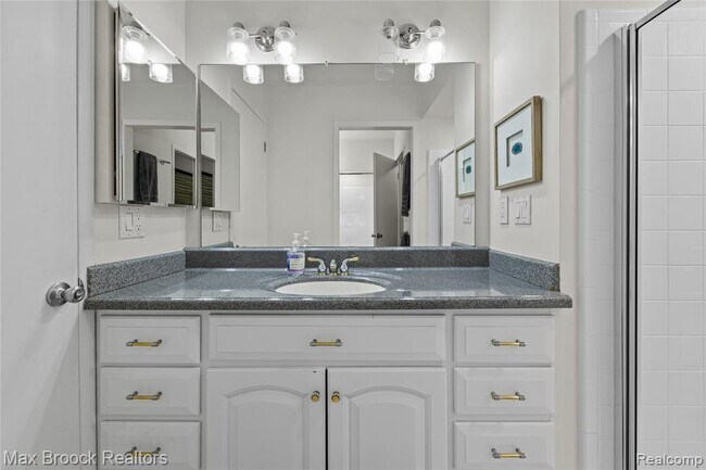 Building Photo - 704 Oakbrook Ridge Dr