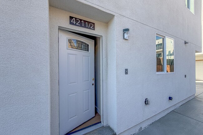 Building Photo - 423 E 31st St
