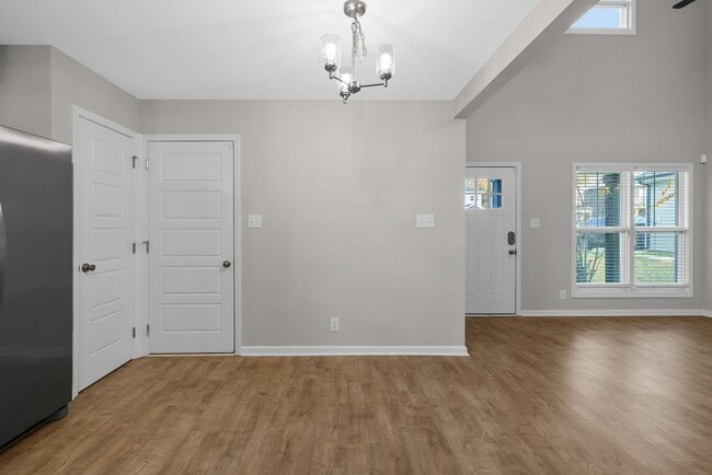 Building Photo - Pet Friendly Three Bedroom!