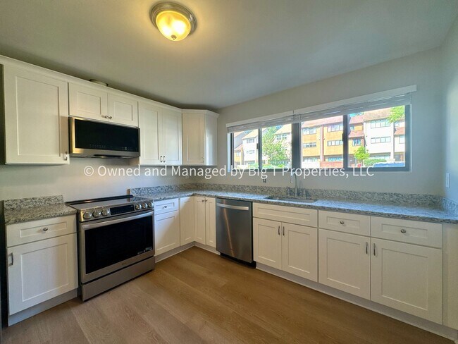 Building Photo - Beautifully updated huge townhouse in Wood...