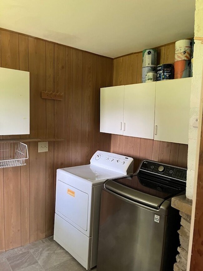 Building Photo - 3 bedroom, 1 bath Home: Located in Ellettsville! REDUCED PRICE!