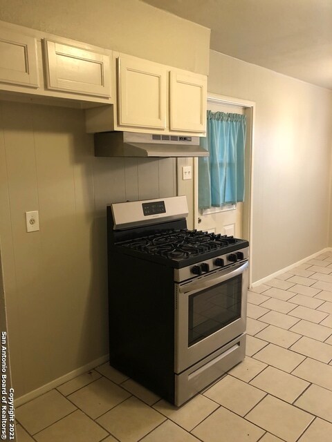 Stainless Appliances - 8614 Ludtke Ave