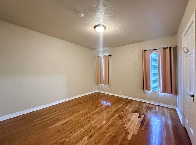 Building Photo - 210 Haggin St