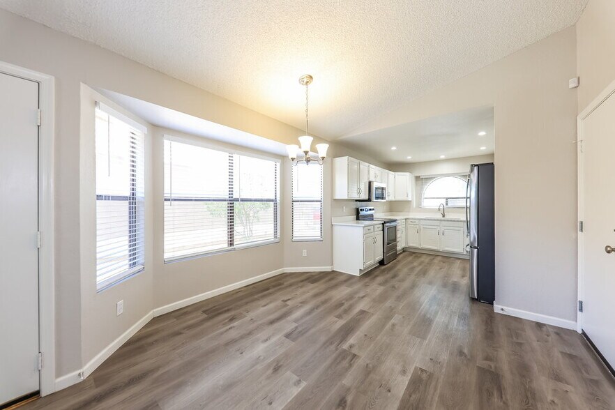 Building Photo - 8938 N 64th Ln