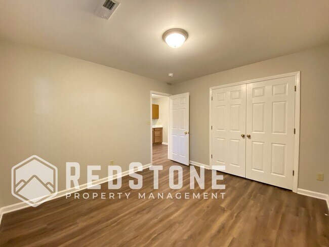 Building Photo - 221 Quintas Ave