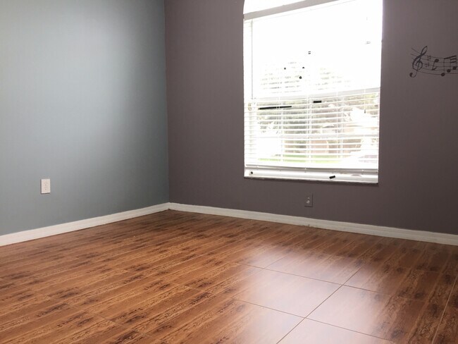 Building Photo - Beautiful Home with Lakefront View!