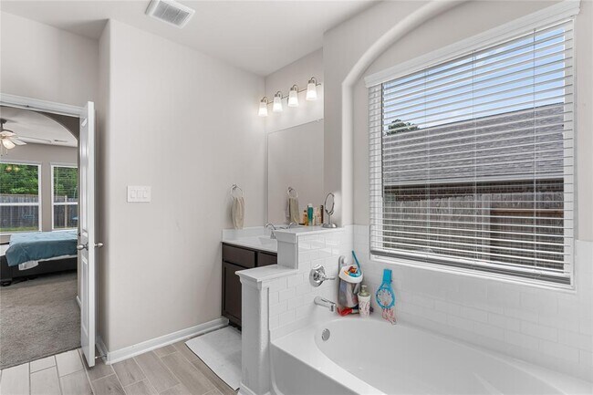 Building Photo - 1226 Tilia Crk Ln