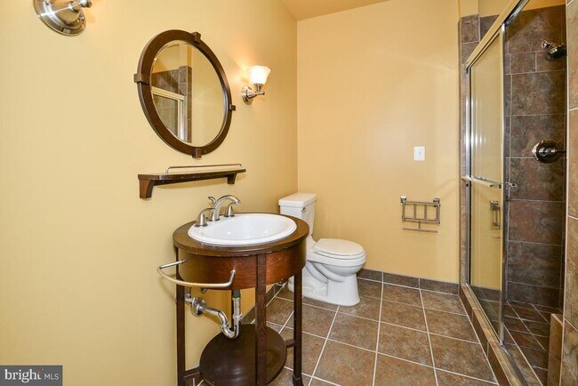 Building Photo - 855 Charwhit Ct