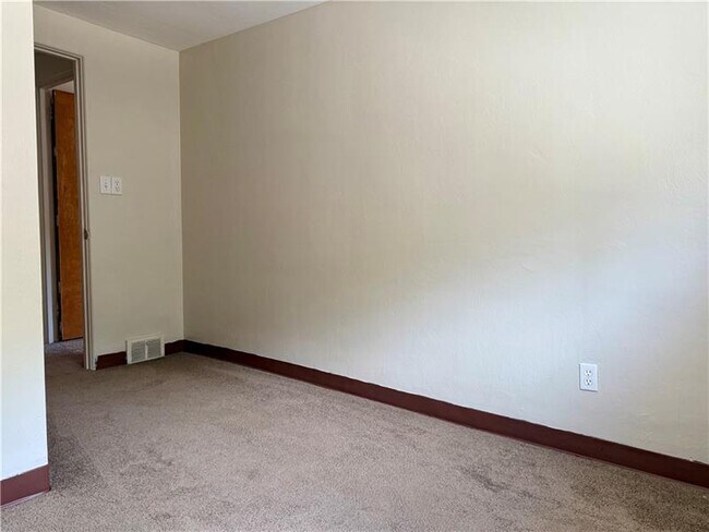 Building Photo - 823 Killarney Dr