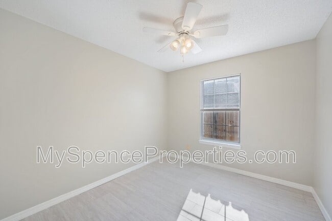 Building Photo - 440 Apple Dr