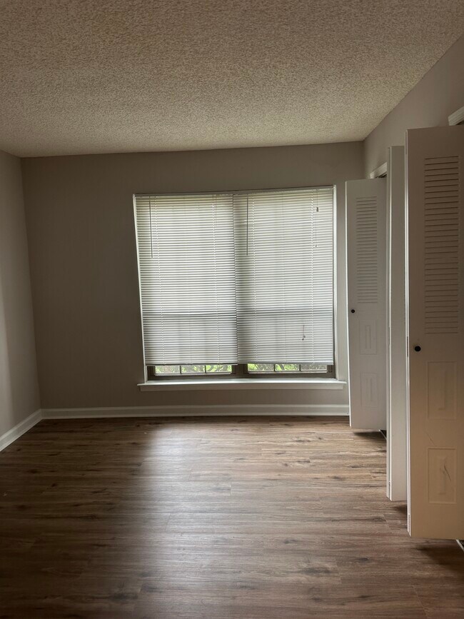 Building Photo - 37 Mendrey Ct