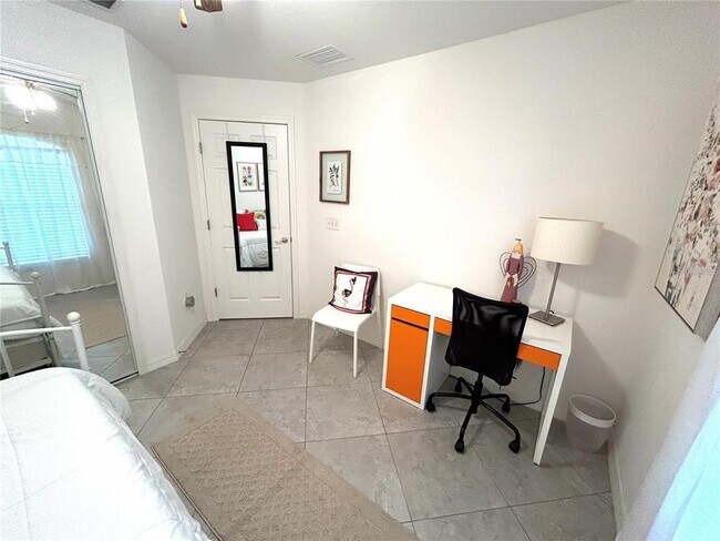 Building Photo - 585 Grand Canal Dr