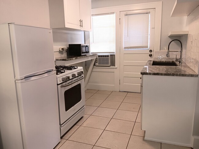 Building Photo - So darn cute - large studio close to downtown St Pete