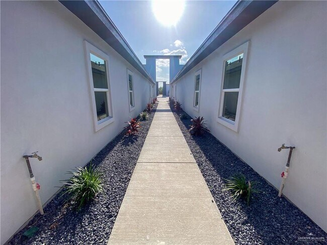 Building Photo - 3104 S Links Dr