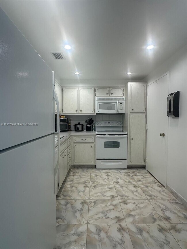 Building Photo - 1965 S Ocean Dr