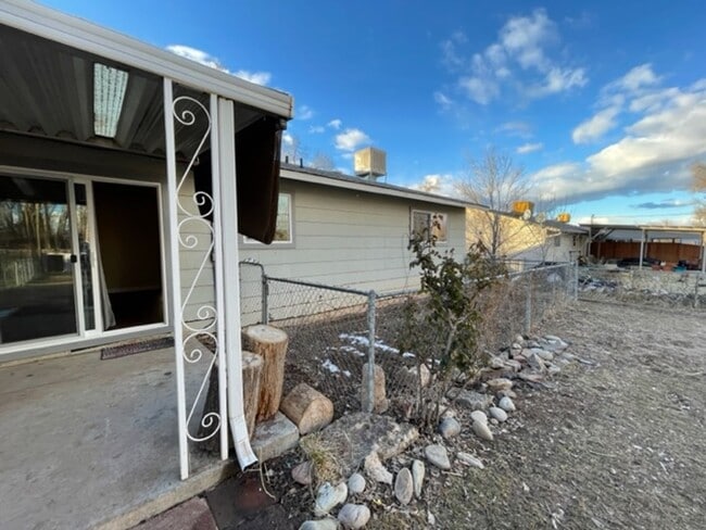Building Photo - Redlands 3 bed 1.5 bath with yard