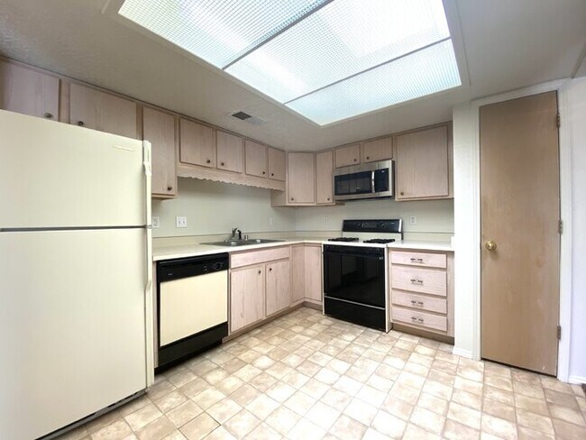 Building Photo - 2nd Floor - 2BR/2Bath - Balcony - 1Car Garage