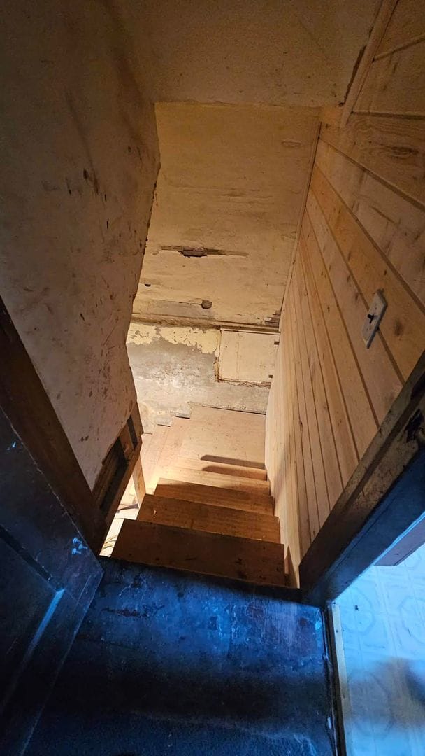 Building Photo - Large Corner Lot House