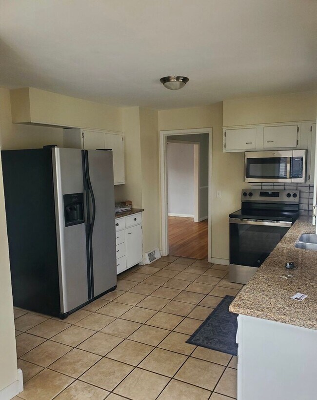 Building Photo - Single Family 3 Bedroom 1.5 Bath