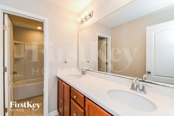 Building Photo - 1592 Oldenburg Dr