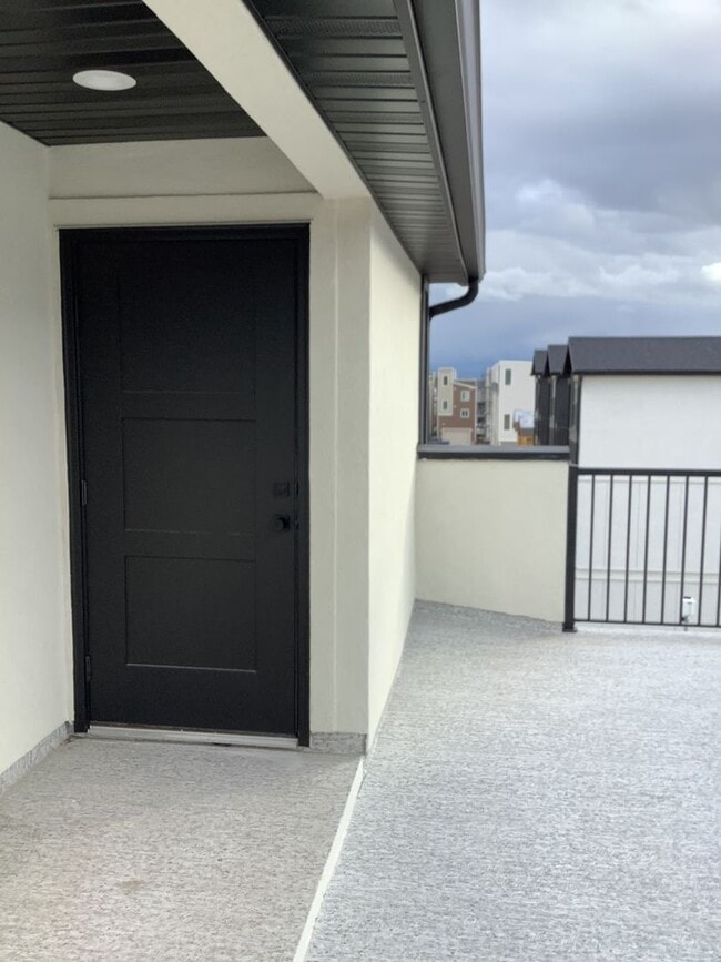 Building Photo - Townhome with Rooftop Balcony in Prime American Fork Location