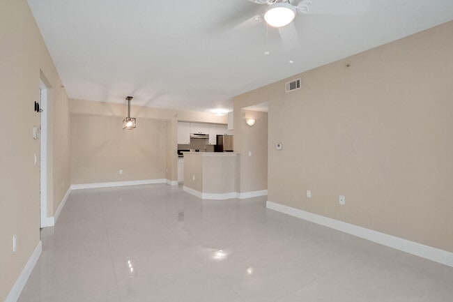 Building Photo - 611 Villa Cir