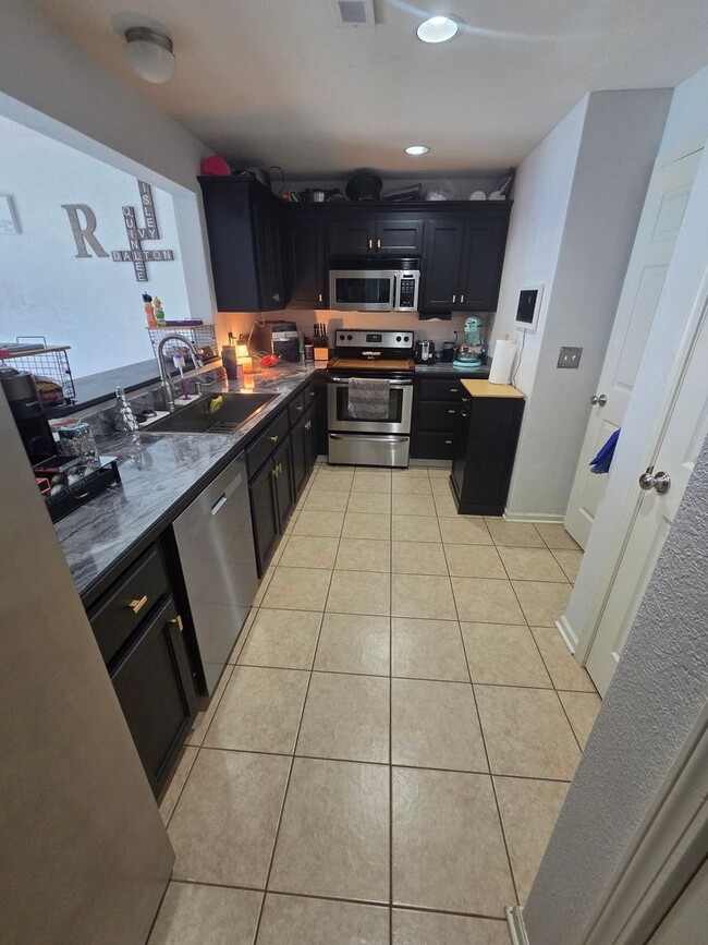 Building Photo - 4 Bedroom 3.5 Bathroom Duplex