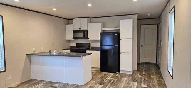 Building Photo - 2128 S Riverside Dr