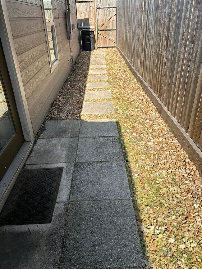 Building Photo - 2401 McClendon St