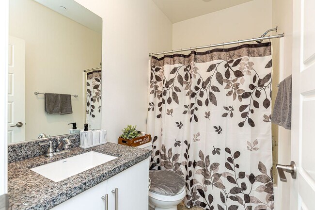 Building Photo - LIGHT & BRIGHT 2 BEDROOM W/GARAGE & LAUNDR...