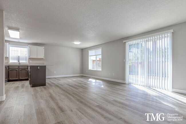 Building Photo - **MI Special: Feb Rent Free!!** 4 Bed 2.5 Bath Home Near Parks, Shopping, and Dining. Main Level ...