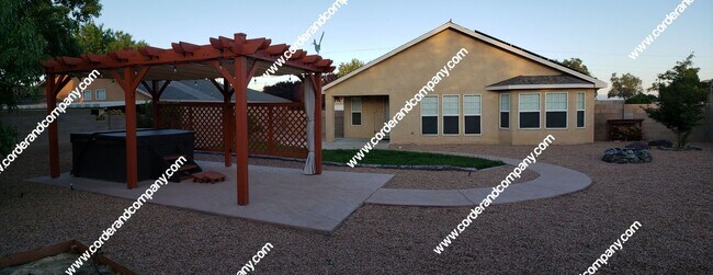 Building Photo - Beautiful 3 Bedroom, 2 Bathroom, 3 Car Gar...