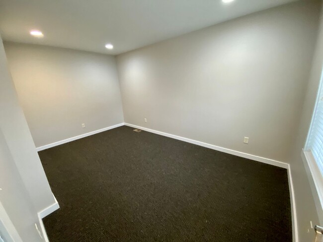Building Photo - Spacious 4 bed 2 bath ranch home with two ...