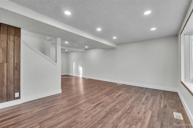 Building Photo - 8165 Leonard Dr