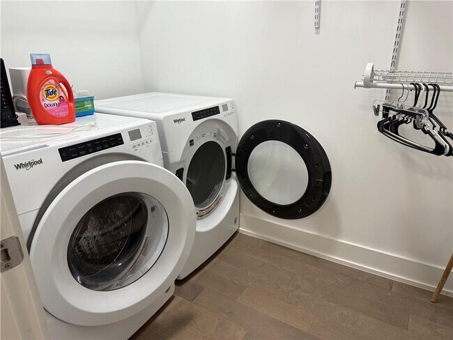 Building Photo - 775 Juniper St NE