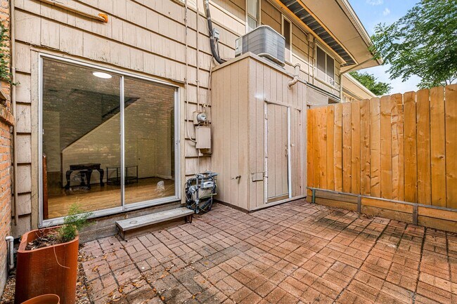 Building Photo - 4018 Blue Bonnet Blvd