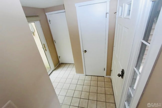 Building Photo - 587 Sayre Dr