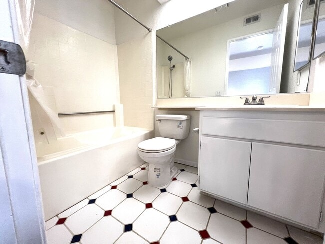 Building Photo - Beautiful 3 Bedrooms, 2.5 Bathrooms Single...