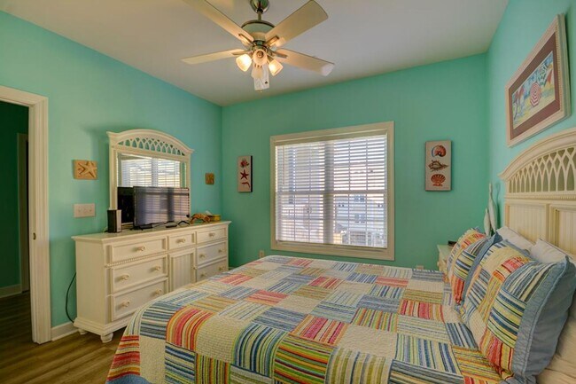 Building Photo - 5BR, 4BA Townhome - Pet Friendly with Beac...