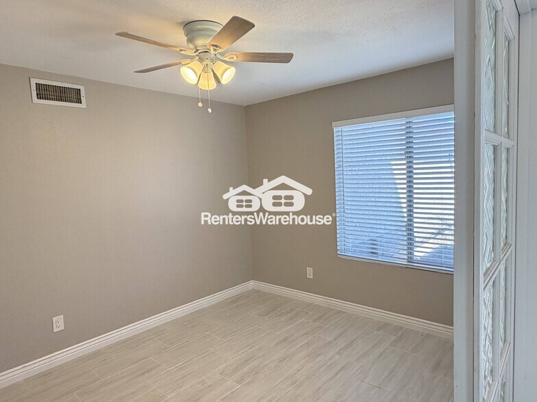 Building Photo - 2023 E Paradise Ln