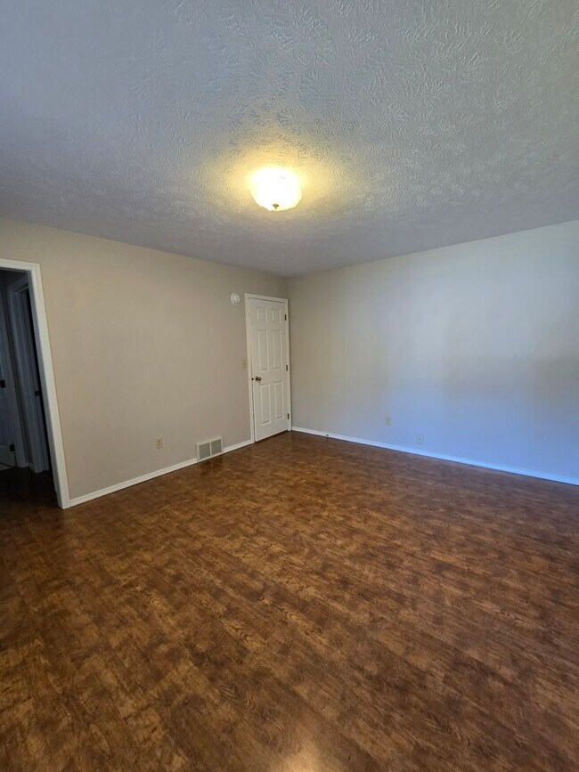 Building Photo - Cute home in the Great Brentwood Forest Ne...