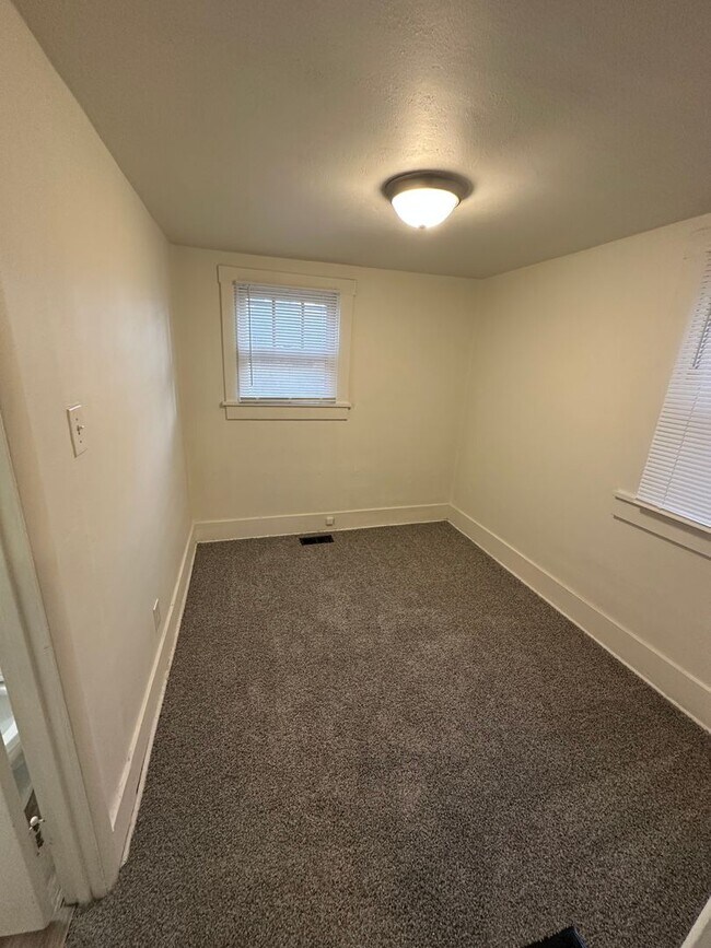 Building Photo - RD1118