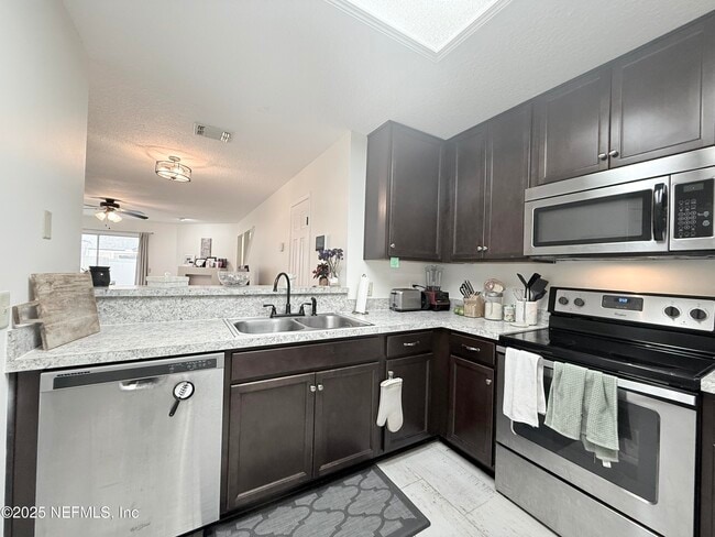 Building Photo - 7634 Rain Forest Dr W