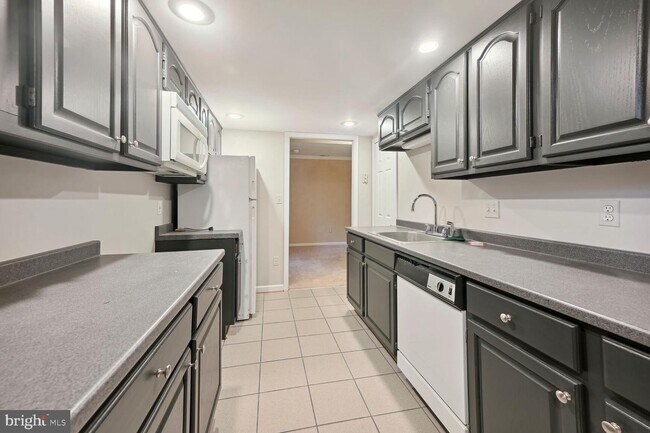 Building Photo - 720 Beacon Hill Terrace