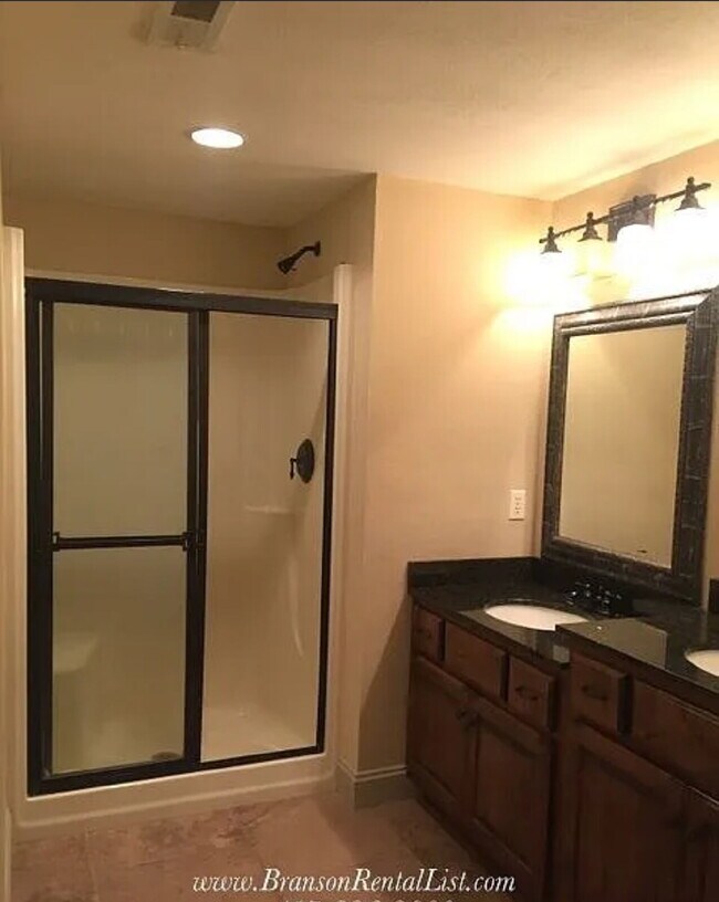 Building Photo - Fresh New Look - 4BR 21/2 Bath