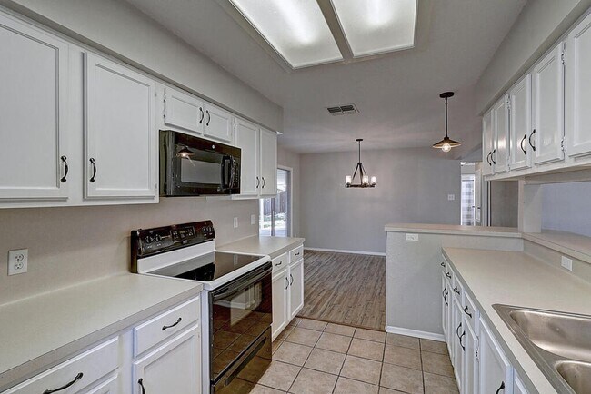 Building Photo - 913 St Timothy St