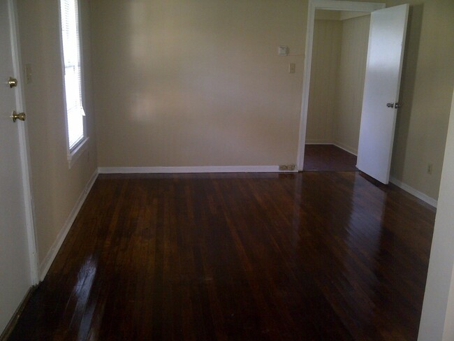 Building Photo - Cute 2/1 just a mile from Overton Park!