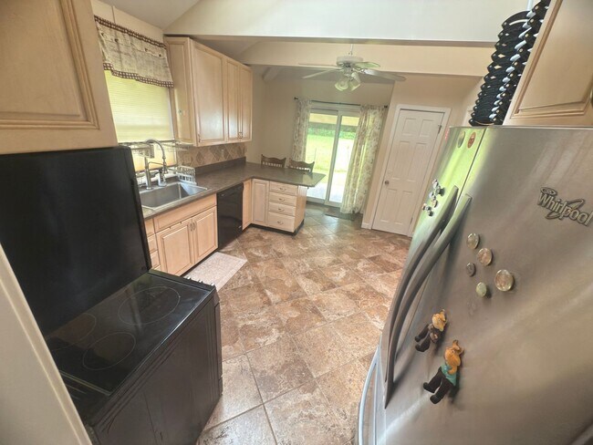 Building Photo - Charming 3-Bedroom Home + Bonus Room in Prime Niskayuna Location!