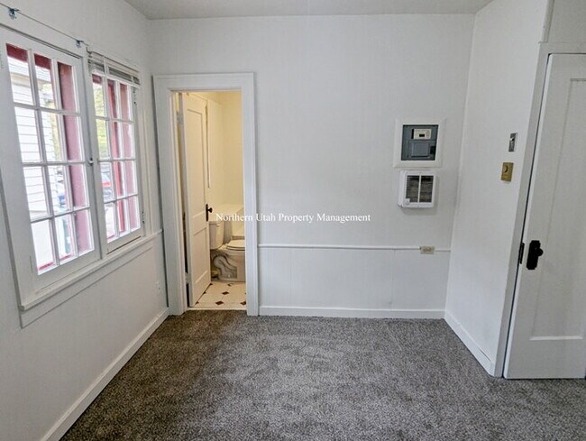 Building Photo - 1 Bed 1 Bath Unit